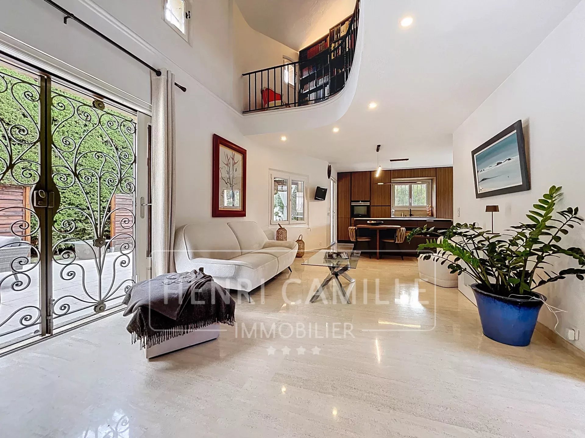 Intérieur d’une villa à Cannes Intérieur d'une villa à Cannes avec salon lumineux et cuisine ouverte.