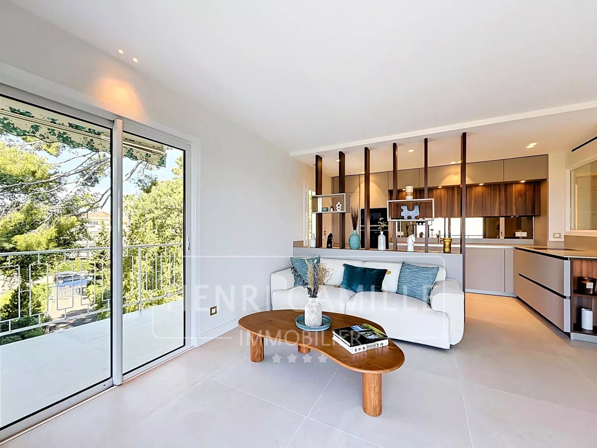 Appartement rénové à Cannes Intérieur d'un appartement rénové avec salon, cuisine équipée et accès à une terrasse.