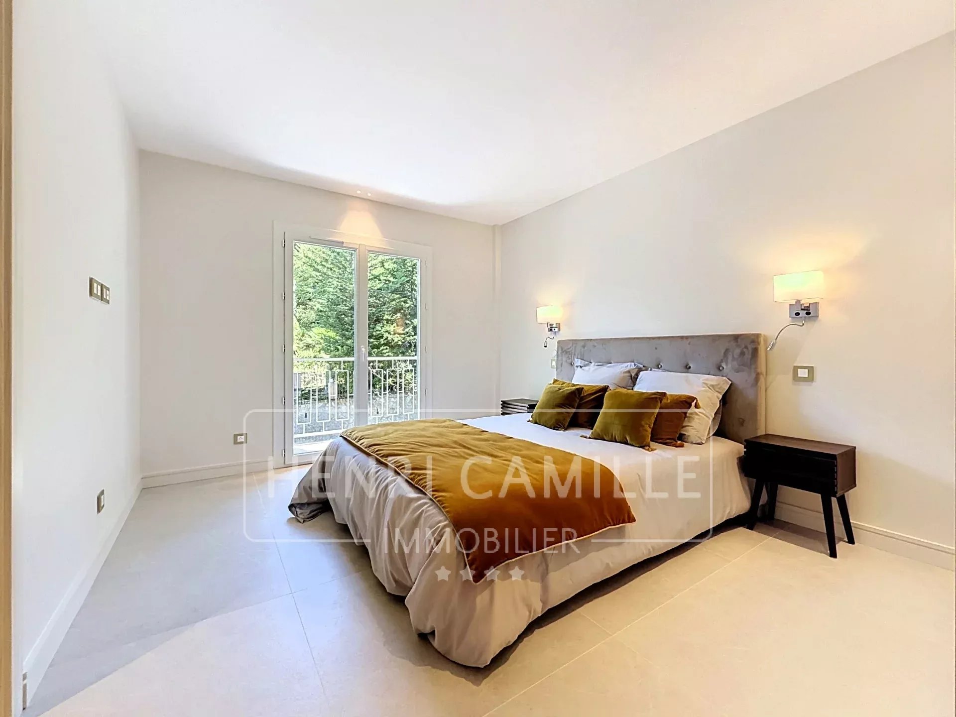 Chambre à Cannes Chambre d'un appartement rénové à Cannes avec lit double et balcon.