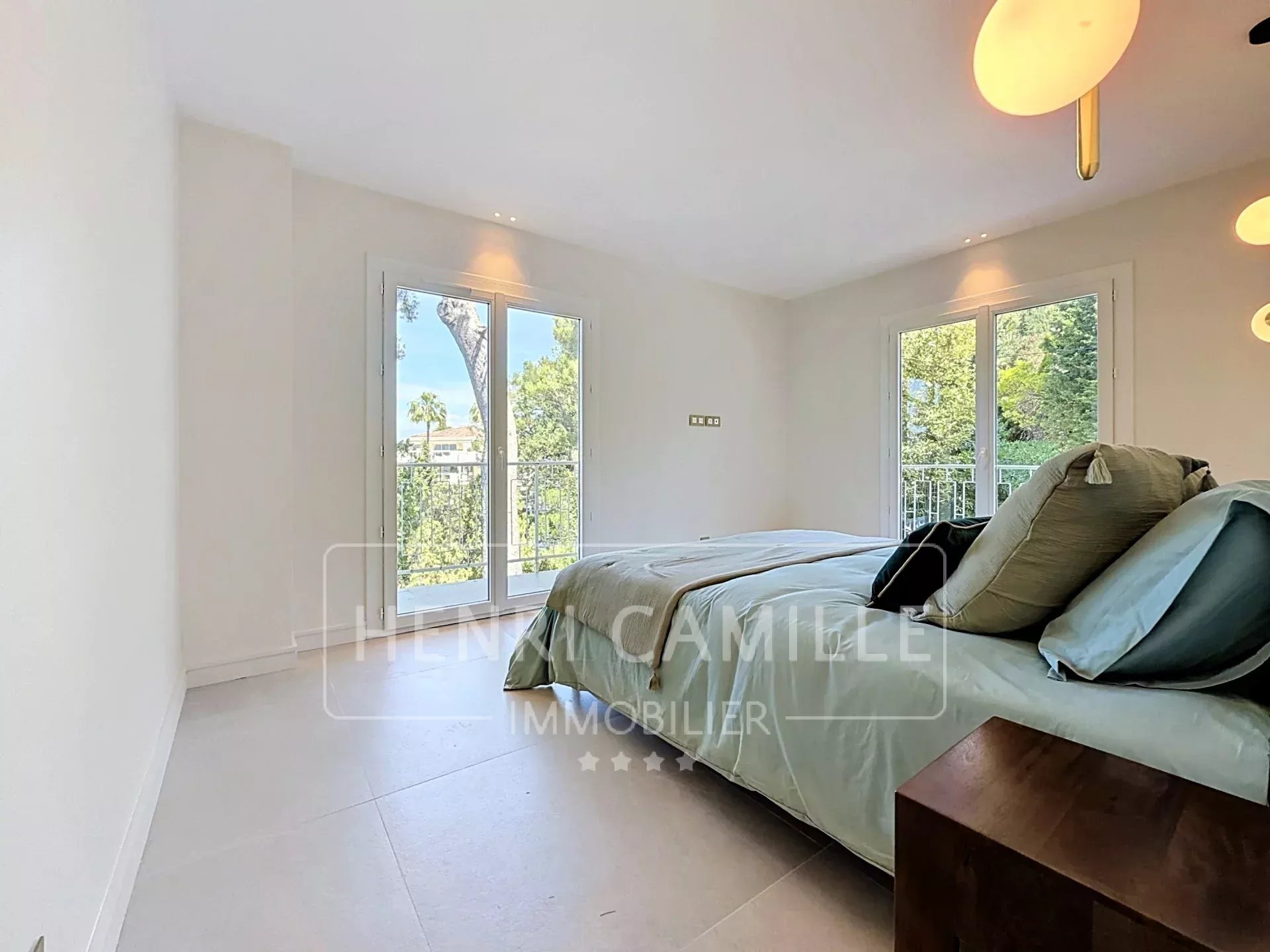 Chambre rénovée à Cannes Chambre lumineuse avec accès à un balcon, décorée avec des matériaux modernes.