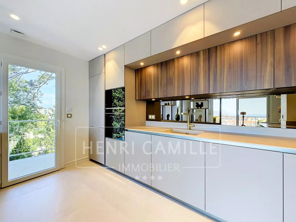 Cuisine moderne et entièrement équipée dans un appartement à Cannes, avec vue sur la mer.