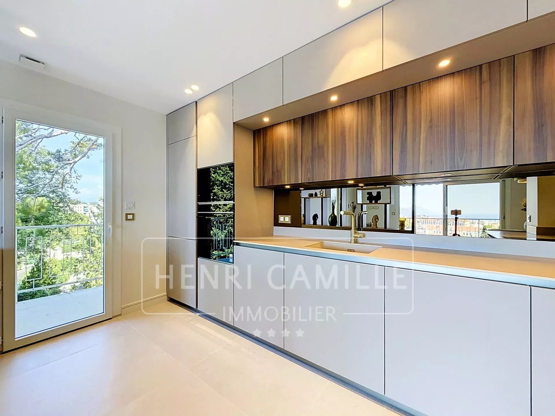 Cuisine rénovée à Cannes Cuisine moderne et entièrement équipée dans un appartement à Cannes, avec vue sur la mer.