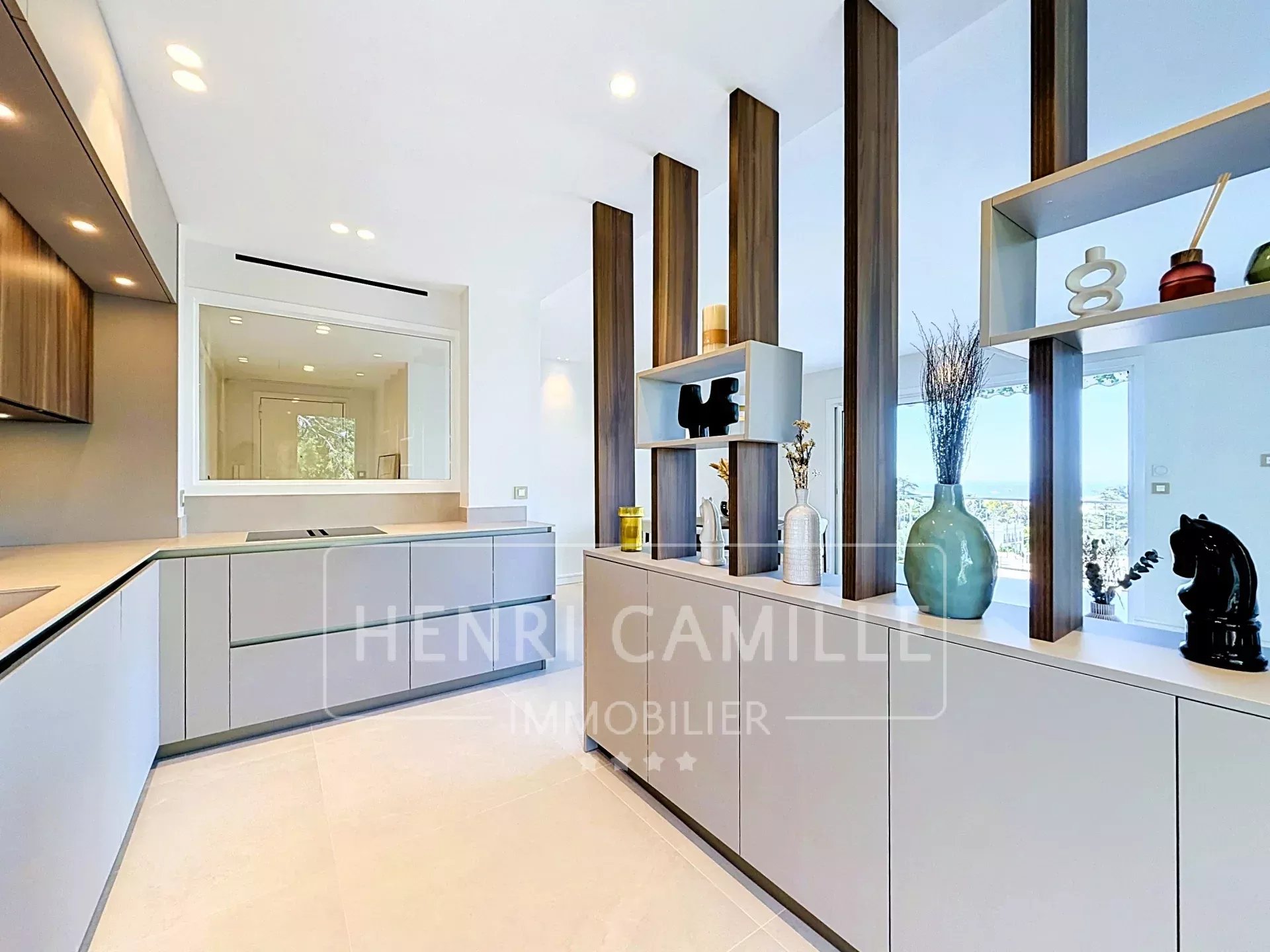 Cuisine rénovée à Cannes Cuisine moderne et lumineuse avec des éléments de décoration à Cannes.