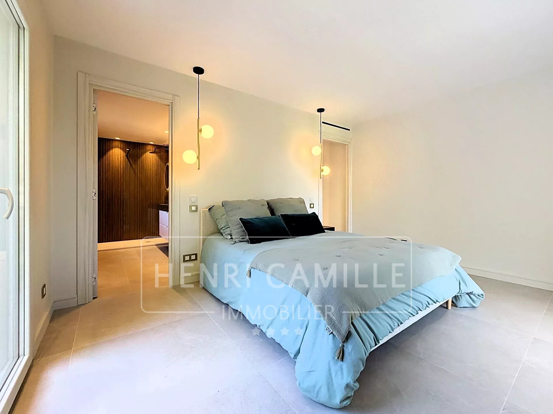 Chambre moderne à Cannes Chambre d'un appartement rénové à Cannes avec lit et luminaires modernes.
