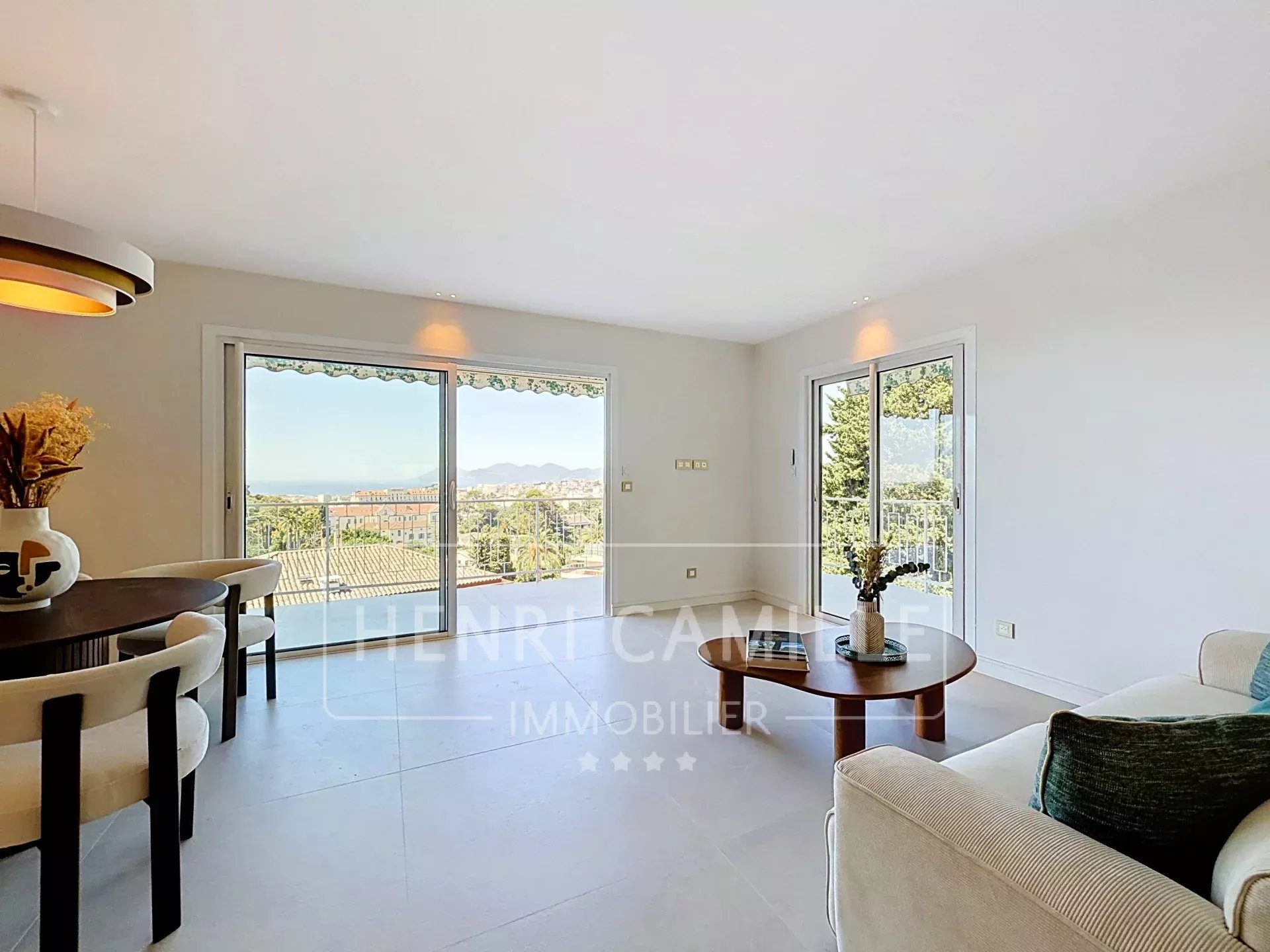 Appartement rénové à Cannes Intérieur d'un appartement rénové à Cannes avec vue sur la mer et terrasse.