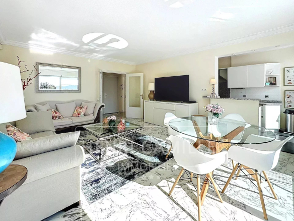 Séjour lumineux d'un appartement au Cannet avec vue sur la mer, mobilier moderne et décoration soignée.