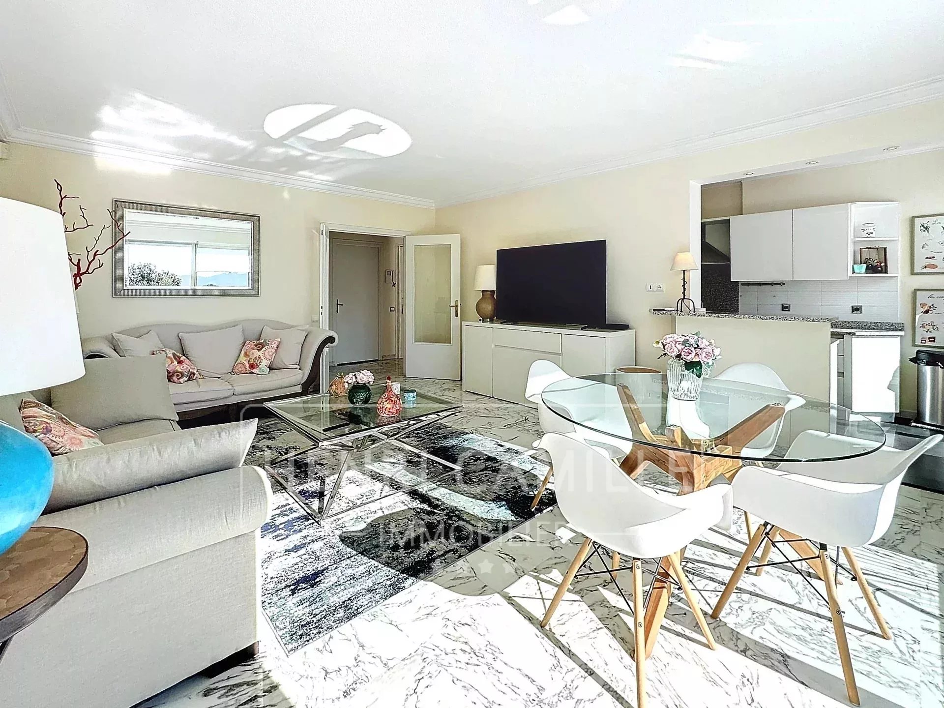 Séjour d’appartement au Cannet Séjour lumineux d'un appartement au Cannet avec vue sur la mer, mobilier moderne et décoration soignée.