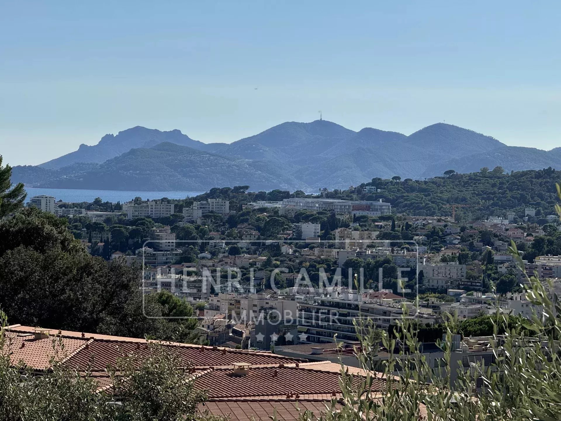 Vue sur la mer depuis Le Cannet Vue dégagée sur la mer et les montagnes depuis Le Cannet, avec des bâtiments en arrière-plan.