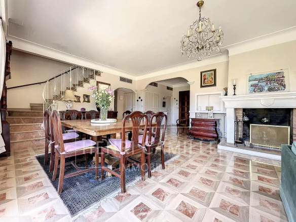 Intérieur d'une villa provençale à Cannes avec salon, salle à manger et cheminée.