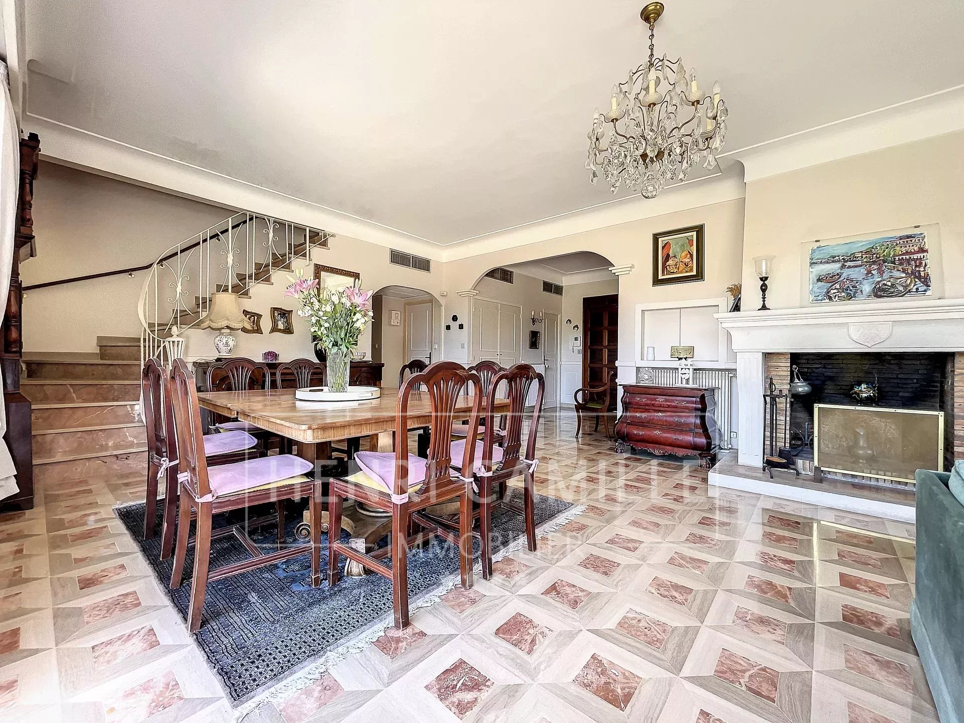 Intérieur d'une villa provençale à Cannes avec salon, salle à manger et cheminée.