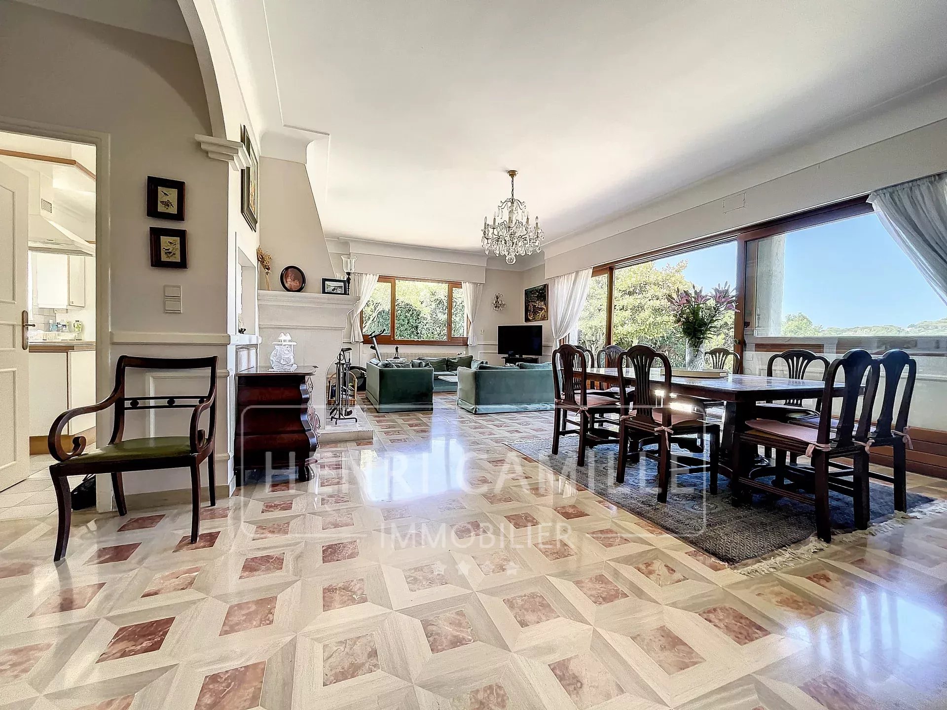 Vue intérieure d'une villa provençale à Supercannes avec salon, salle à manger et terrasse.