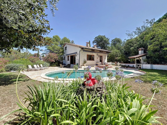 Vue panoramique d'une villa provençale avec piscine et jardin à Supercannes, Cannes.