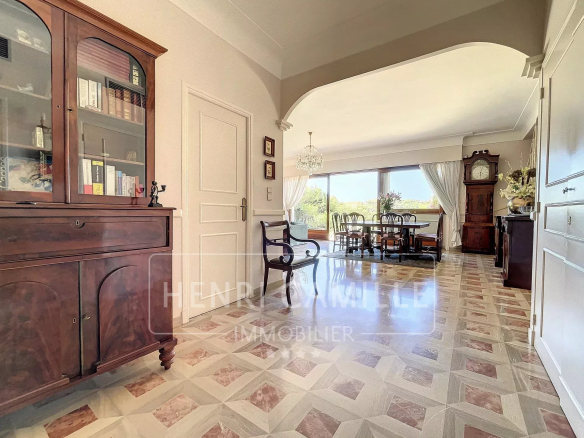 Intérieur d'une villa provençale à Supercannes, avec salon, salle à manger et vue sur le jardin.