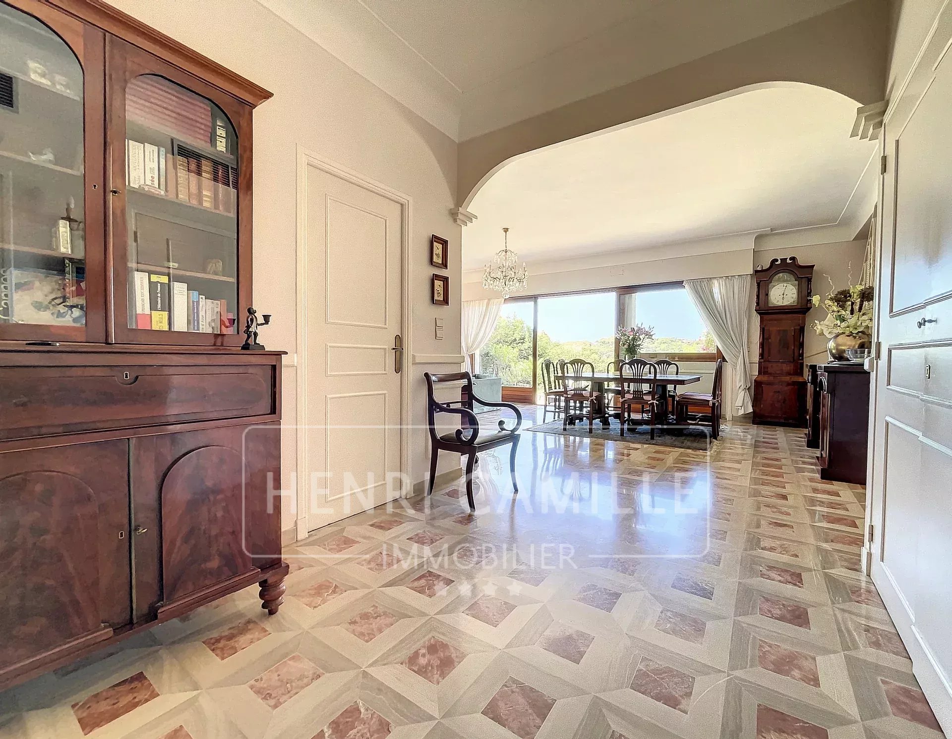 Intérieur d'une villa provençale à Supercannes, avec salon, salle à manger et vue sur le jardin.