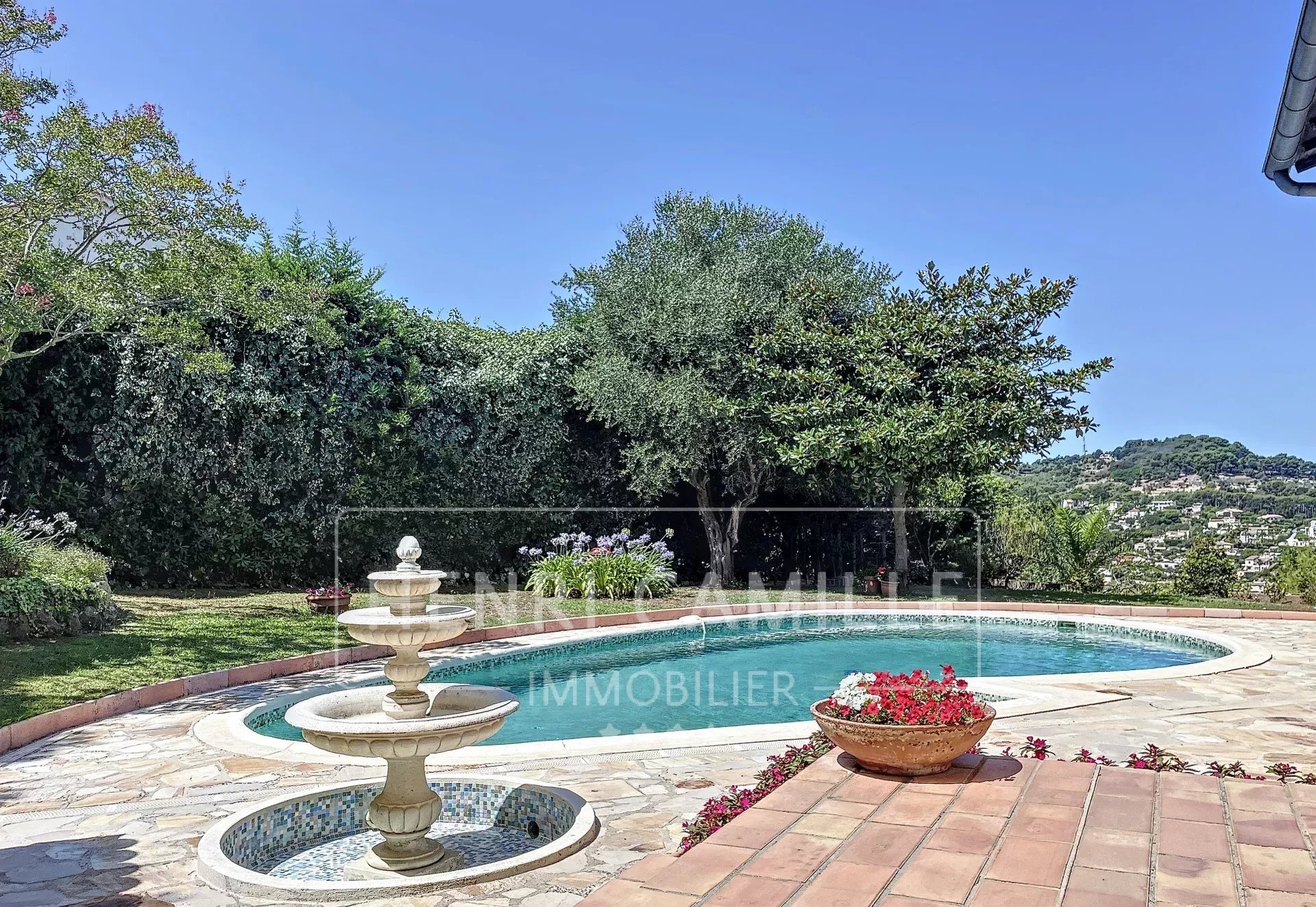 Vue panoramique d'une villa avec piscine et jardin à Supercannes, Cannes.