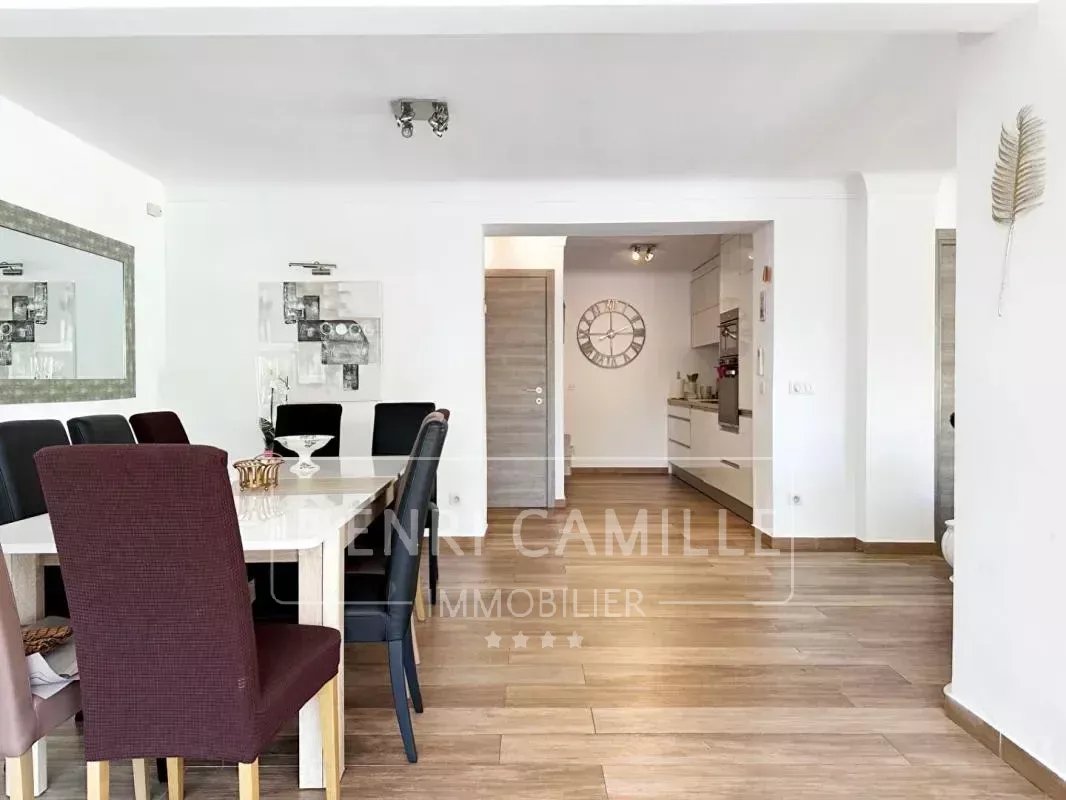 Intérieur d’une maison à Cannes Intérieur d'une maison de ville rénovée à Cannes, avec salle à manger et cuisine ouverte.