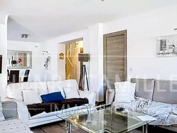 Intérieur d'une maison de ville à Cannes avec salon lumineux et moderne.