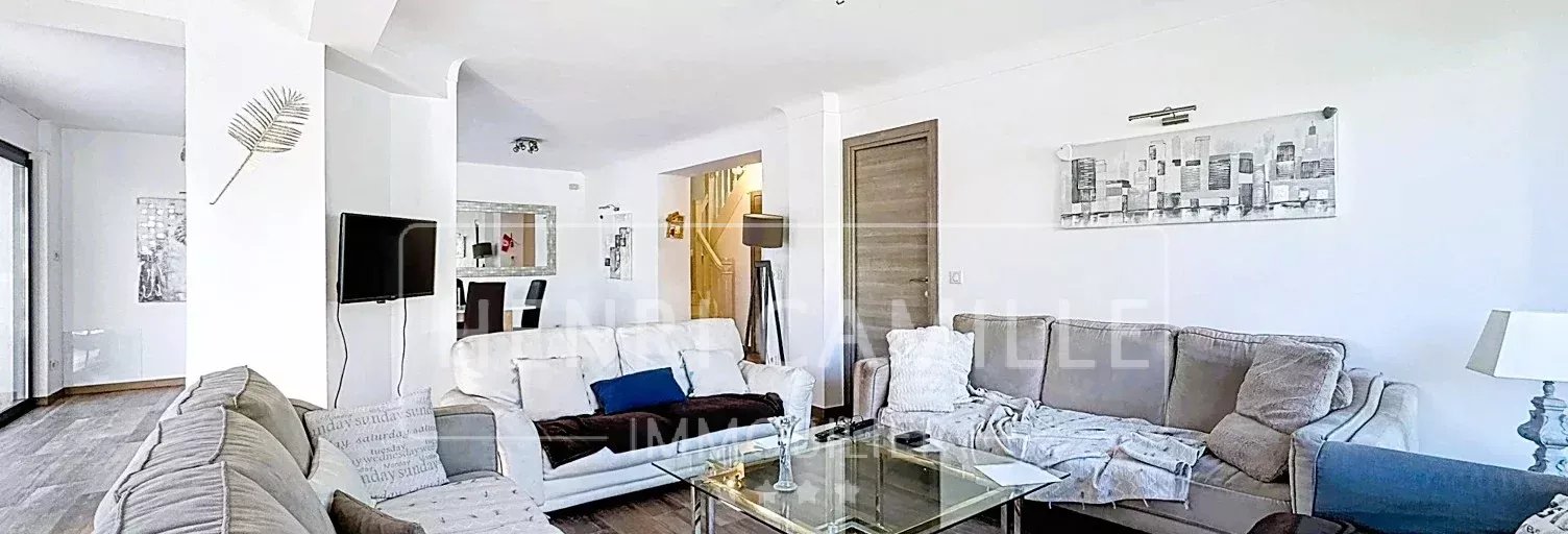 Salon d’une maison à Cannes Intérieur d'une maison de ville à Cannes avec salon lumineux et moderne.