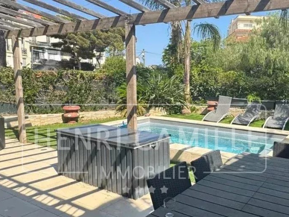 Terrasse avec mobilier de jardin et piscine dans une maison de ville à Cannes.