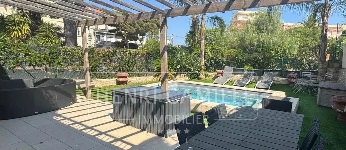 Terrasse de maison à Cannes Terrasse avec mobilier de jardin et piscine dans une maison de ville à Cannes.