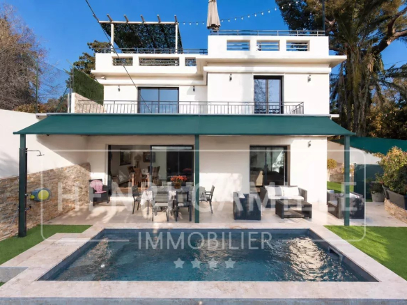 Maison de ville indépendante avec piscine et terrasse à Cannes.