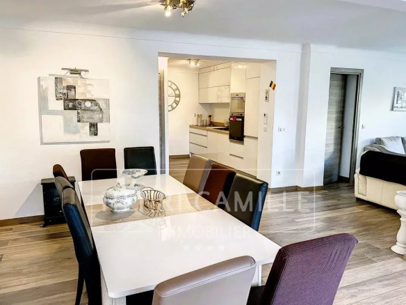 Intérieur d'une maison de ville à Cannes avec salle à manger et cuisine ouverte.