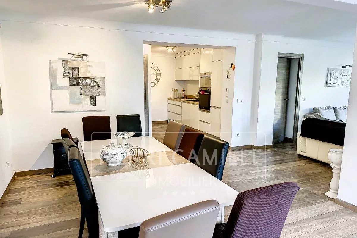 Intérieur d’une maison à Cannes Intérieur d'une maison de ville à Cannes avec salle à manger et cuisine ouverte.