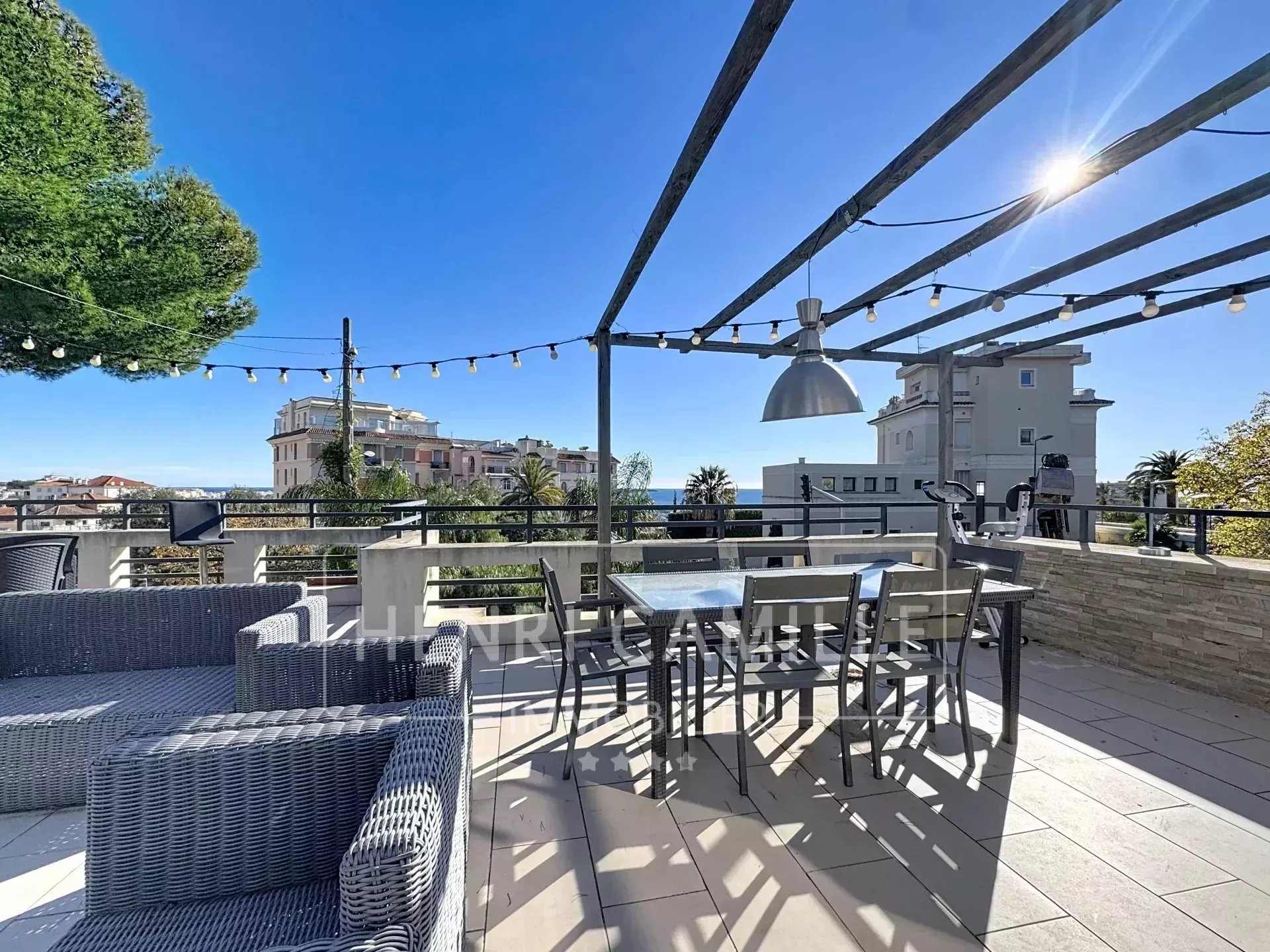 Terrasse avec vue à Cannes Terrasse ensoleillée avec mobilier de jardin et vue sur la mer à Cannes.