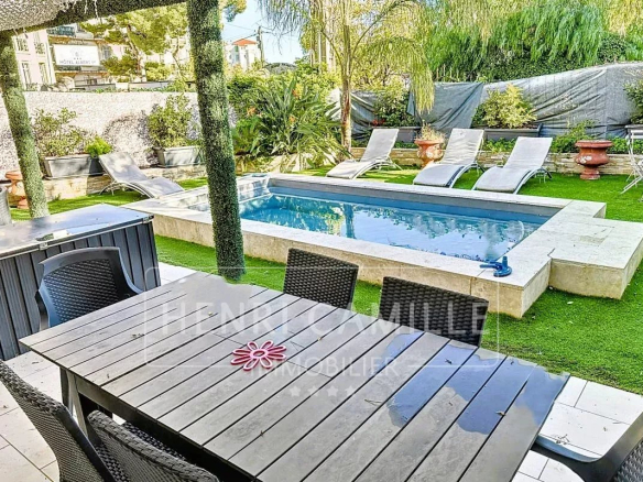 Maison de ville avec piscine et espace extérieur à Cannes, rénovée en 2016.