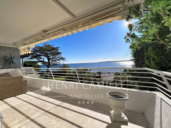 Terrasse avec vue sur la mer à Cannes, résidence de grand standing.
