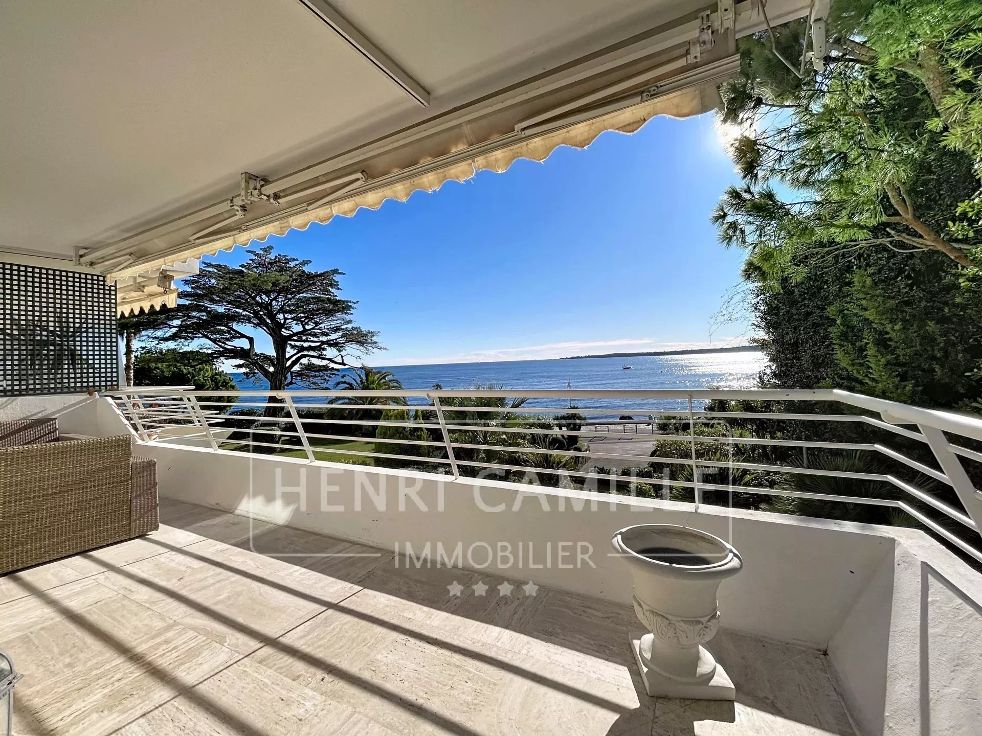 Terrasse avec vue sur la mer à Cannes, résidence de grand standing.