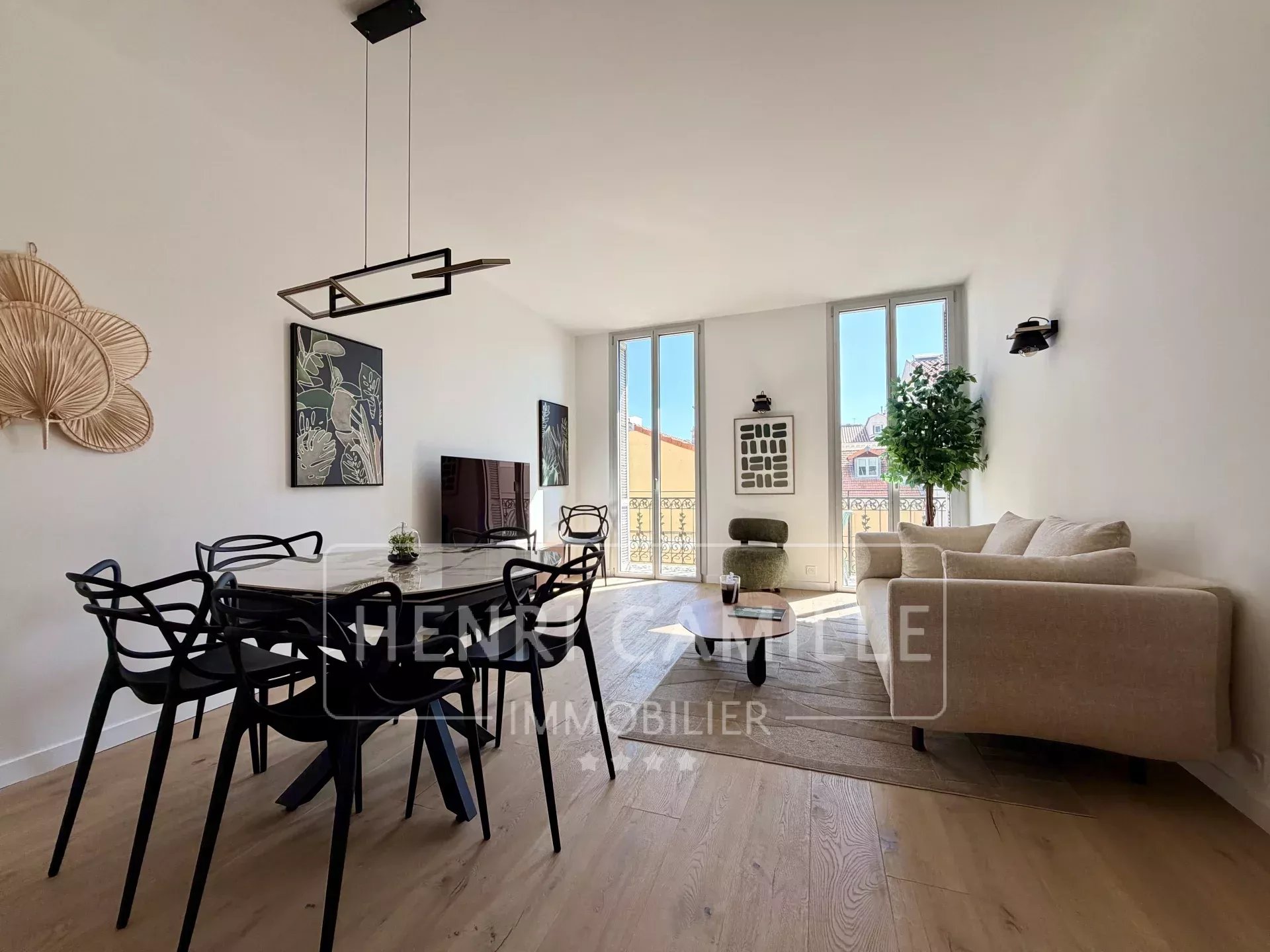 Appartement rénové à Cannes Intérieur d'un appartement rénové à Cannes avec salon, salle à manger et fenêtres lumineuses.