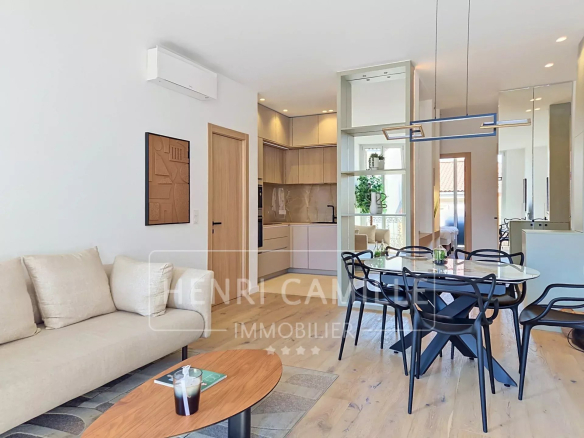 Intérieur d'un appartement moderne avec salon, salle à manger et cuisine équipée.