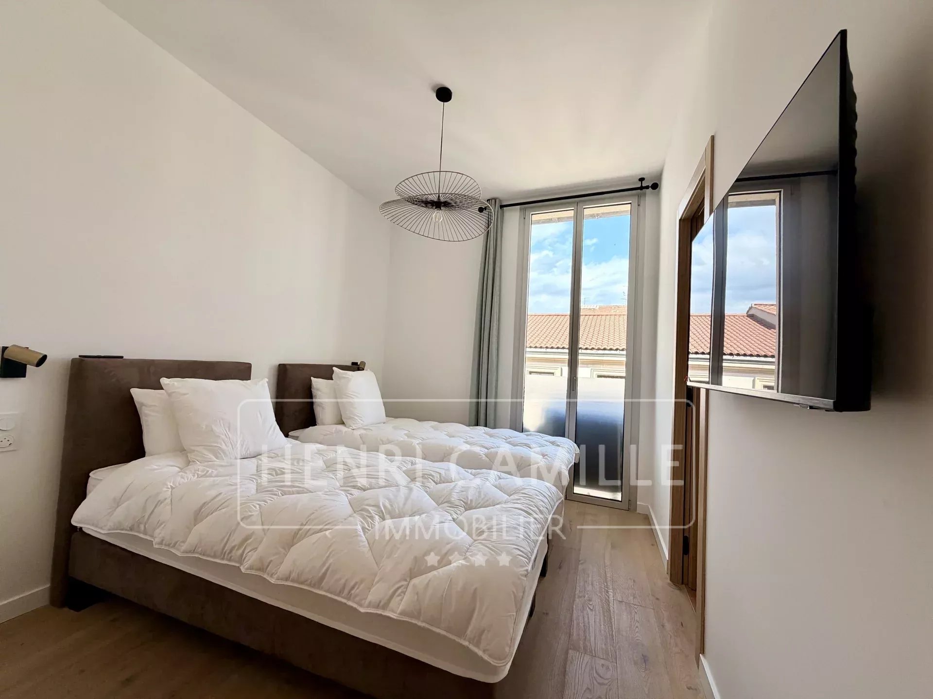 Chambre d’appartement à Cannes Chambre d'un appartement rénové à Cannes avec lit double et fenêtre