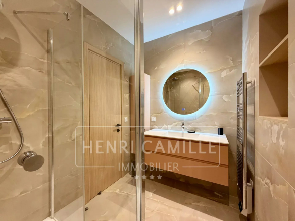 Salle de douche moderne avec douche à l'italienne et meuble vasque en bois.