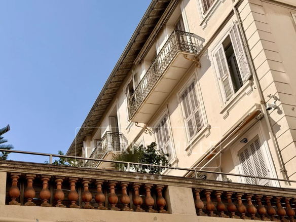 Immeuble bourgeois avec balcons dans une rue piétonne de Cannes.