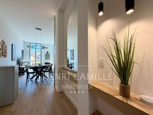Intérieur d'un appartement rénové avec salle à manger et décoration moderne.