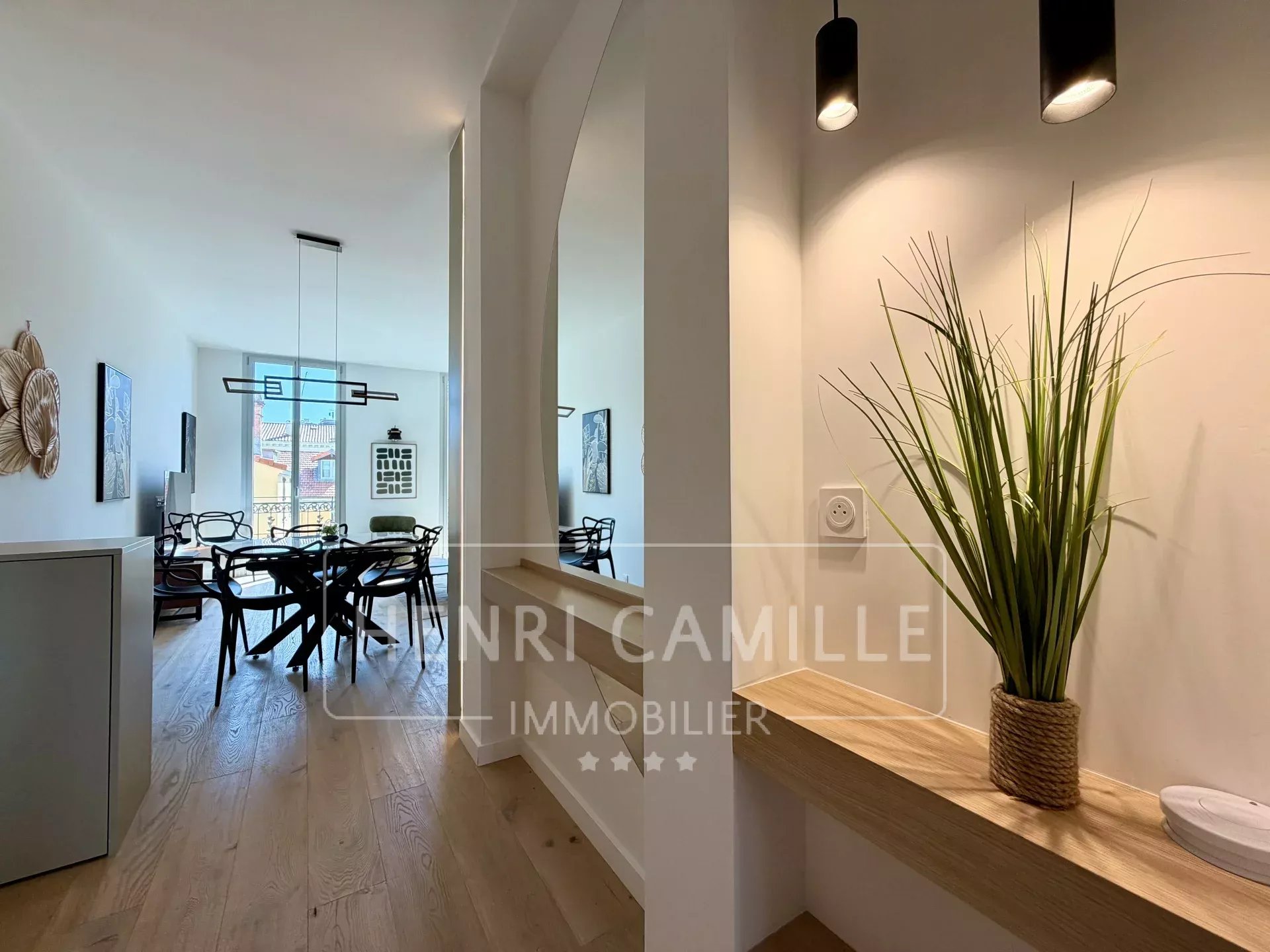 Appartement rénové à Cannes Intérieur d'un appartement rénové avec salle à manger et décoration moderne.