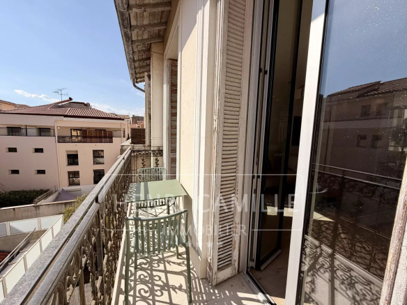 Balcon d'un appartement avec vue sur une rue piétonne à Cannes.