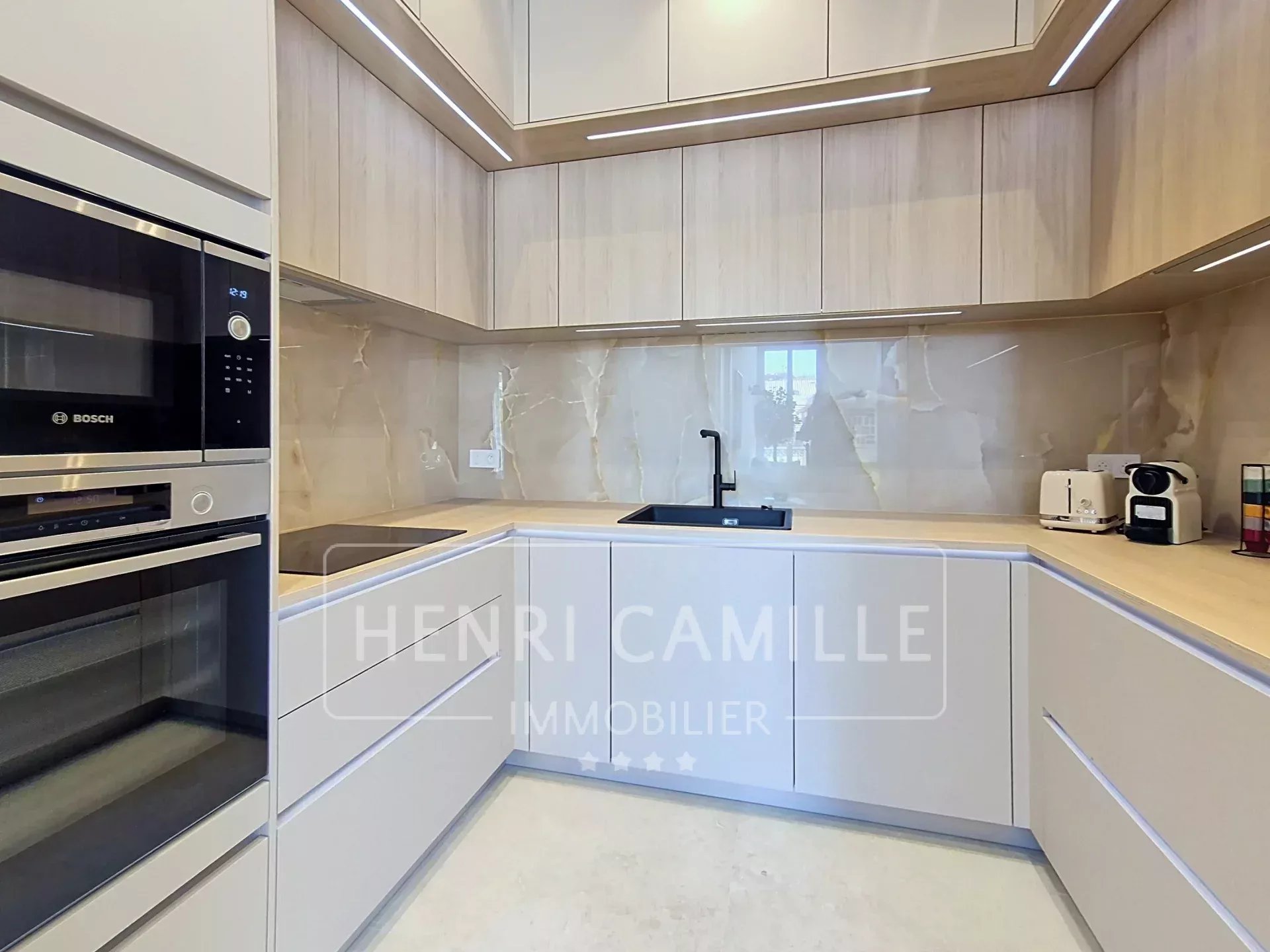 Cuisine d’un appartement à Cannes Cuisine moderne et équipée dans un appartement rénové à Cannes.