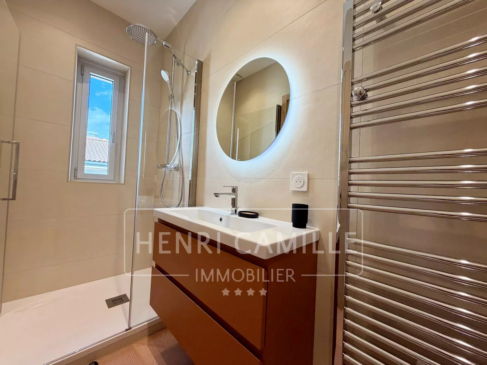 Salle de douche dans un appartement à Cannes Salle de douche moderne avec douche à l'italienne et lavabo dans un appartement rénové.