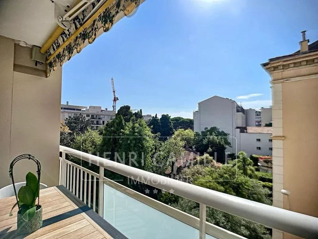 Terrace of an apartment in Cannes Sunny terrace of an apartment in Cannes with views of trees and neighboring buildings.