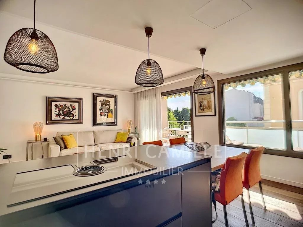 3-room apartment in Cannes Interior of a renovated apartment in Cannes with living room, kitchen and sunny terrace.