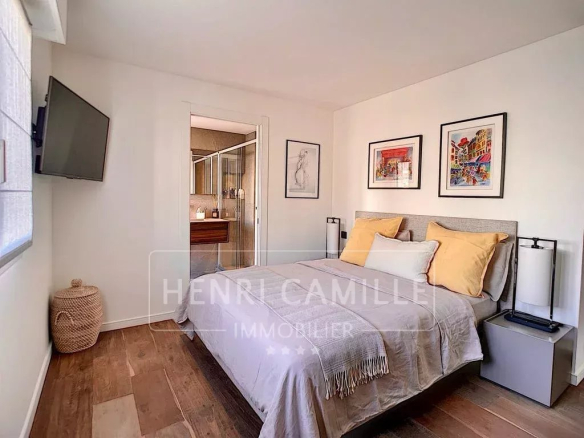 Room in a renovated apartment in Cannes with modern decor and a double bed.