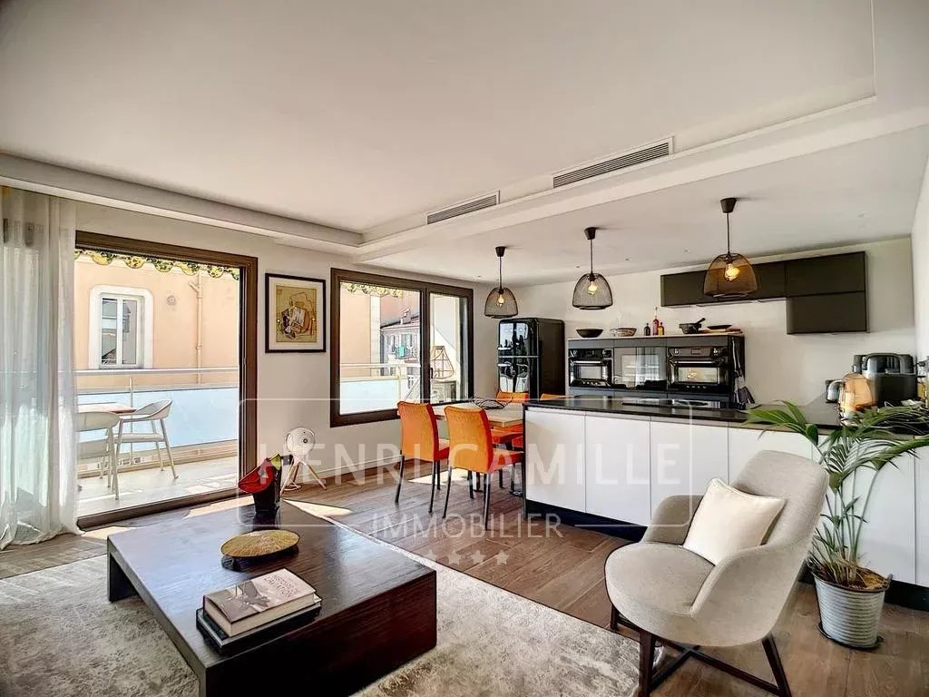 3-room apartment in Cannes Interior of a renovated apartment with open kitchen and terrace in Cannes.