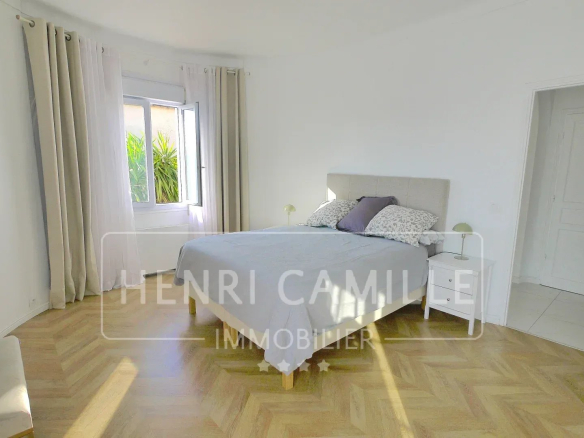 Room in a villa in Cannes Petit Juas, with double bed and window overlooking the outside.