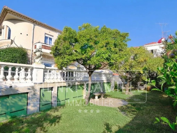 Beautiful villa in Cannes Petit Juas with wooded garden and terrace.