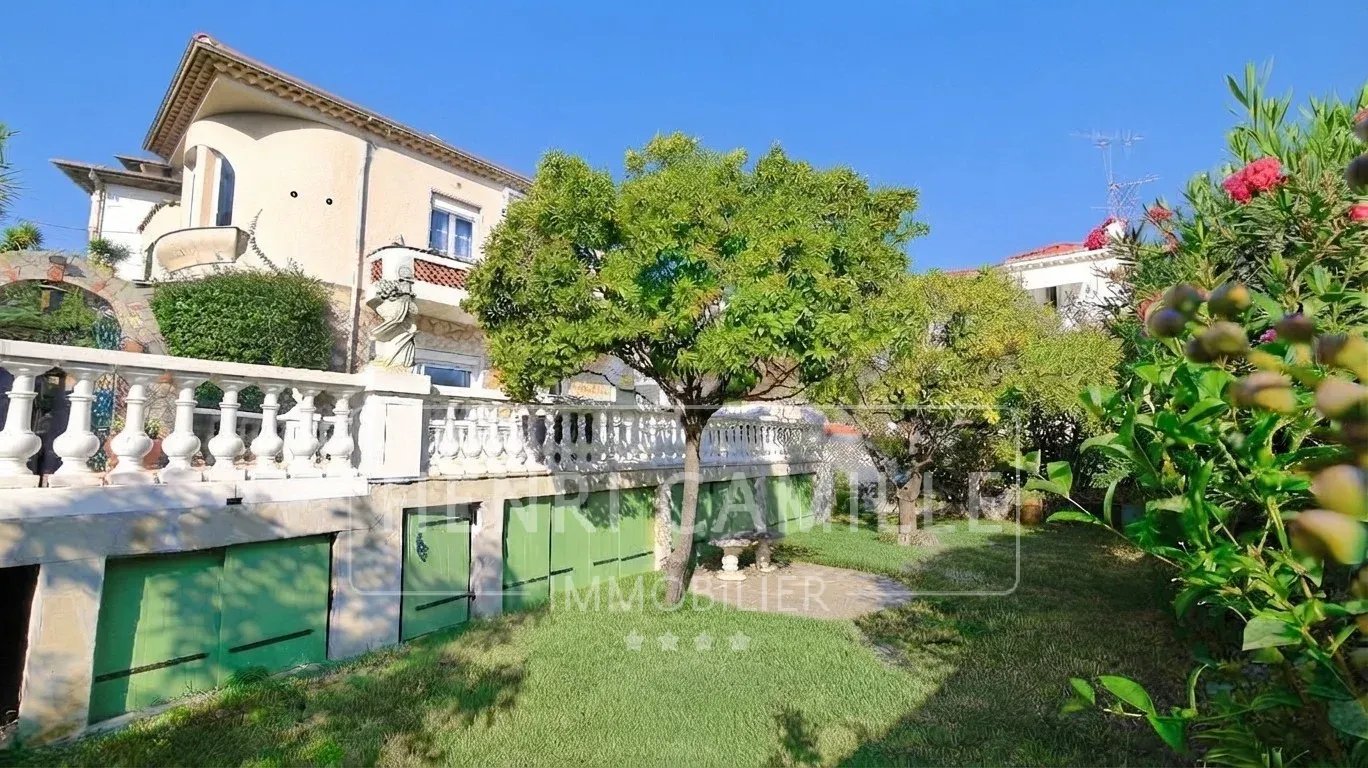 Beautiful villa in Cannes Petit Juas with wooded garden and terrace.