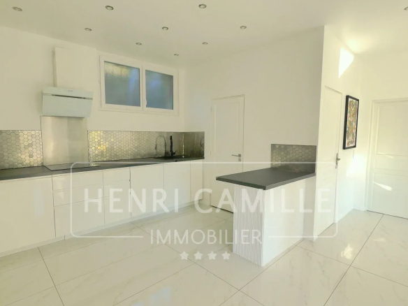 Modern and bright kitchen in a villa in Cannes Petit Juas.
