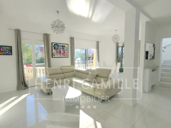 Interior of a villa in Cannes Petit Juas with a bright and modern living room.